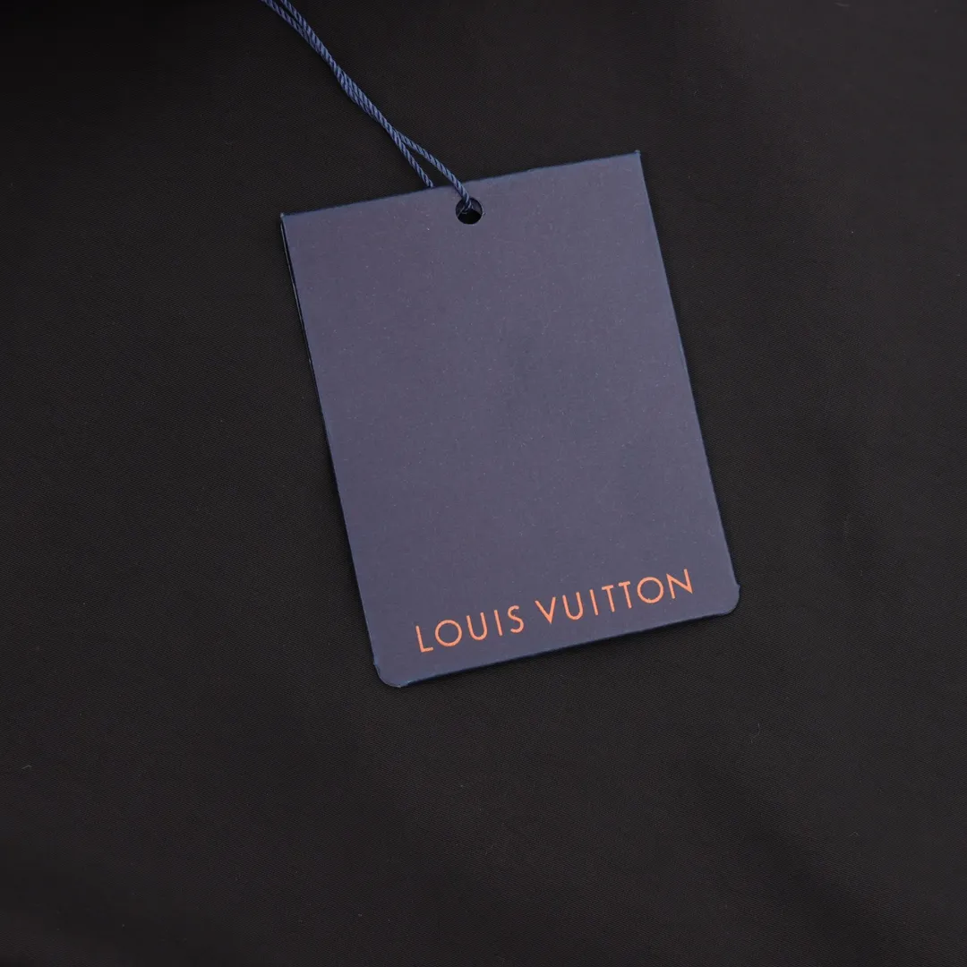 🅿️550 LouisVuitton/Louis Vuitton presbyopic patchwork windbreaker zipper jacket. Purchase the original version and have it printed immediately. The fabric is made of custom densely spun technical fabric that is light and thin, and the upper body is silky and breathable. Infrared positioning cutting, workwear-style windbreaker design, the upper body is invincible and versatile. All details are customized and developed, and all hardware and accessories are restored to ZP. SizeS-L
